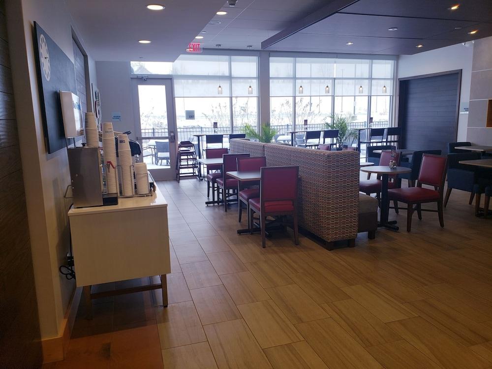 Holiday Inn Express & Suites By Ihg Altoona By Ihg Exteriör bild