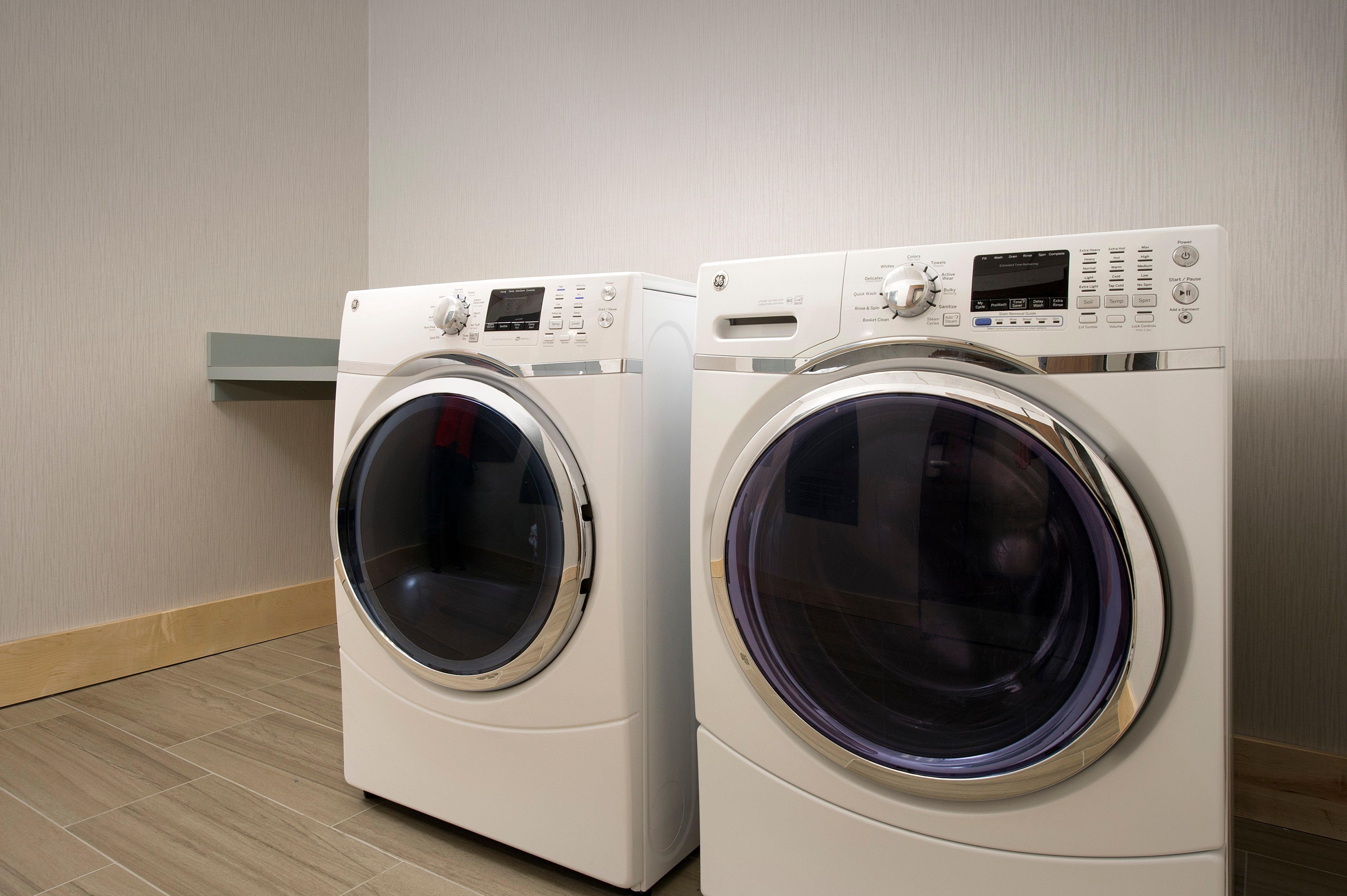 Holiday Inn Express & Suites By Ihg Altoona By Ihg Exteriör bild