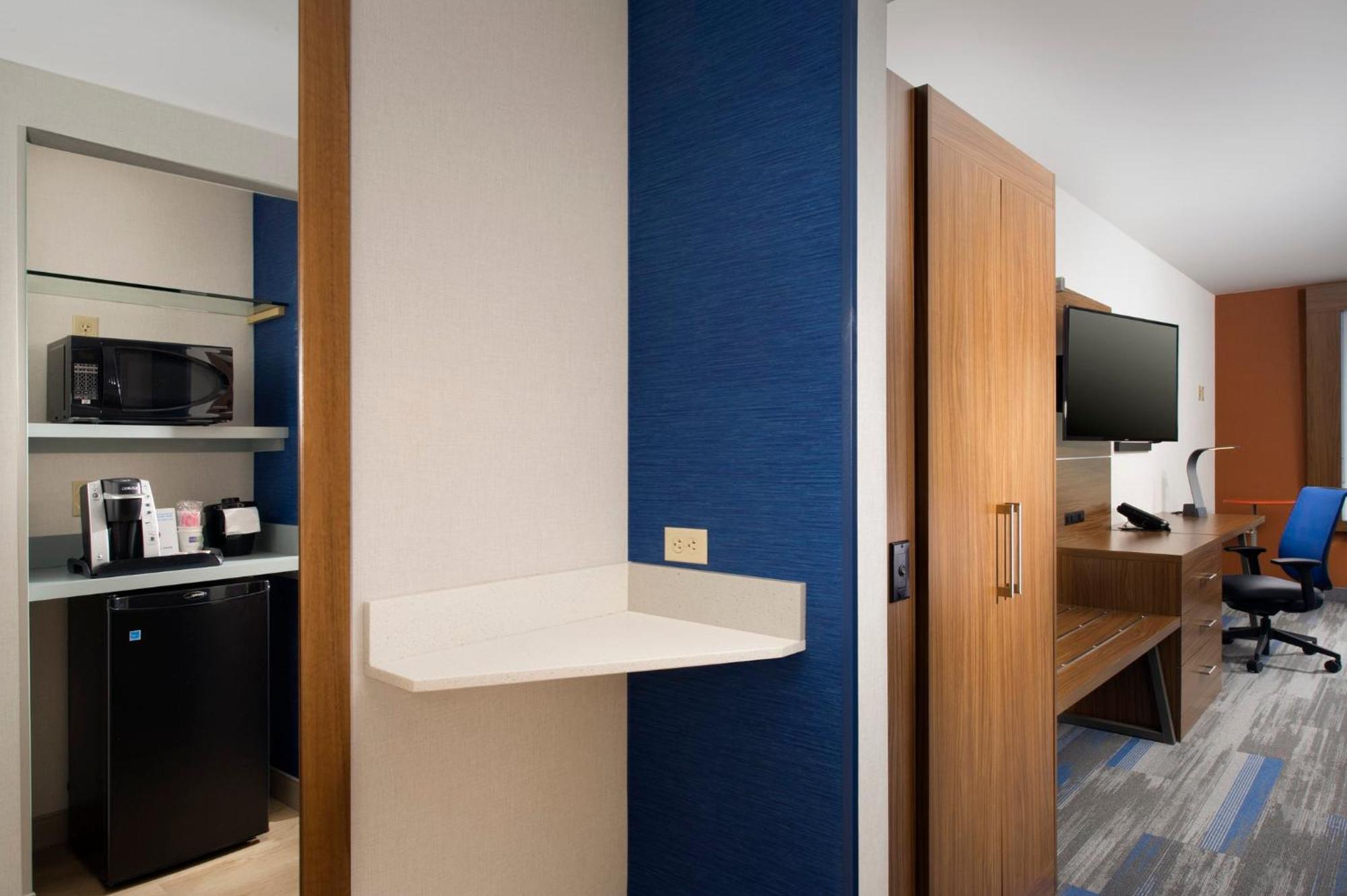 Holiday Inn Express & Suites By Ihg Altoona By Ihg Exteriör bild