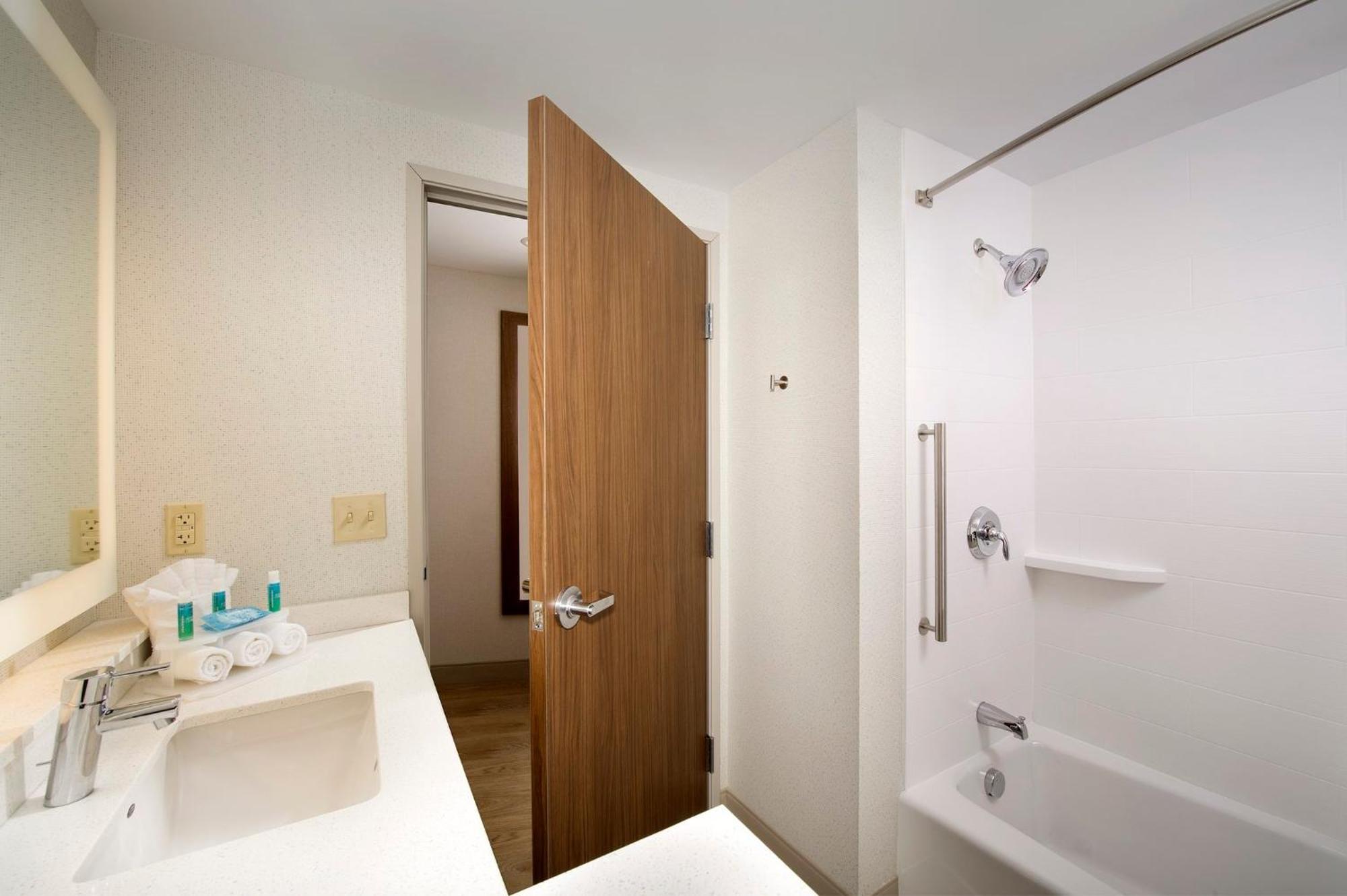 Holiday Inn Express & Suites By Ihg Altoona By Ihg Exteriör bild