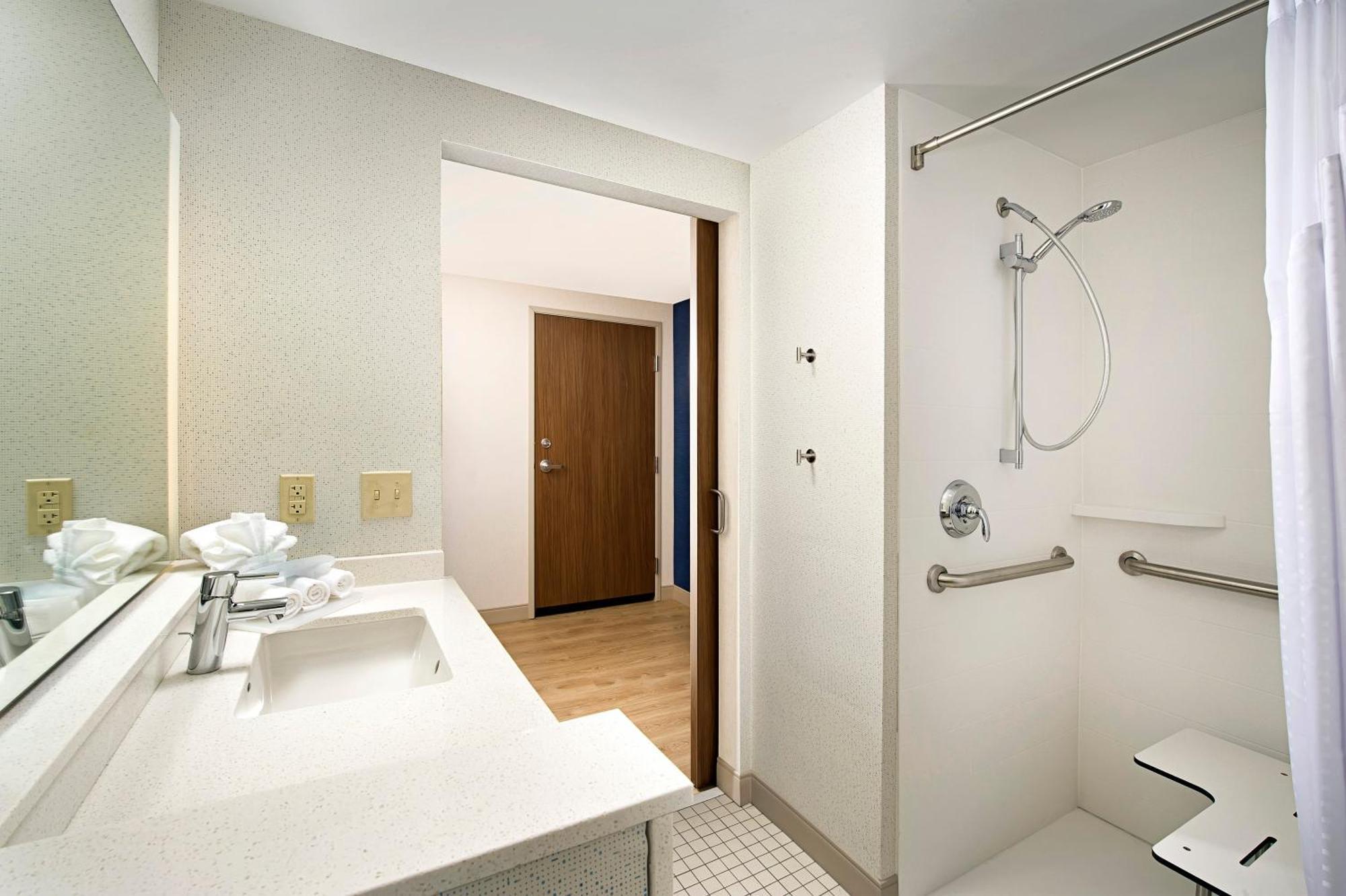 Holiday Inn Express & Suites By Ihg Altoona By Ihg Exteriör bild